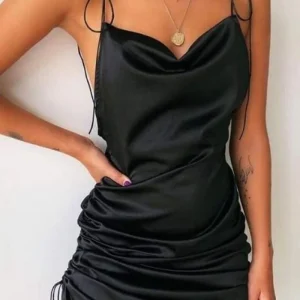 Robe Satin Noire Courte
