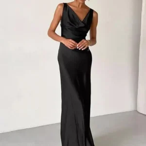Robe Satin Noire Col Bénitier
