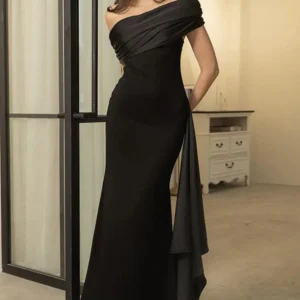 Robe longue noire asymetrique