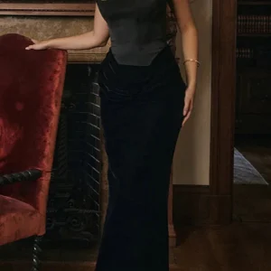 Robe noire drapée