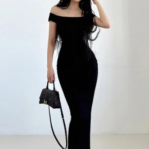 Robe noire epaule dénudée