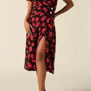 Robe noire fleurs rouges
