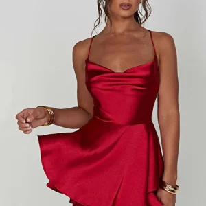 Robe satin rouge courte