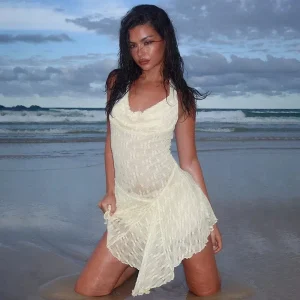 Robe de plage courte beige en dentelle