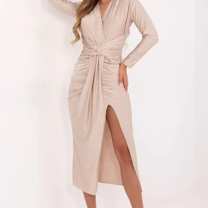 Robe de cocktail beige fendue manches longues