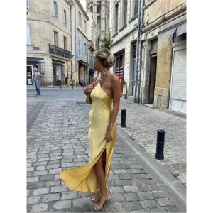 Robe Satin Jaune Fendue à Épaule Dénudée